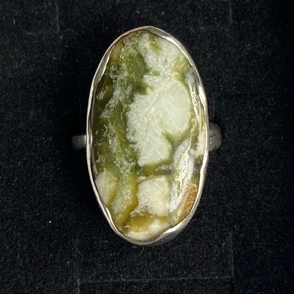 Vintage Sterling Silver Green Cabochon Ring size 8 (adjustable) - Picture 3 of 6